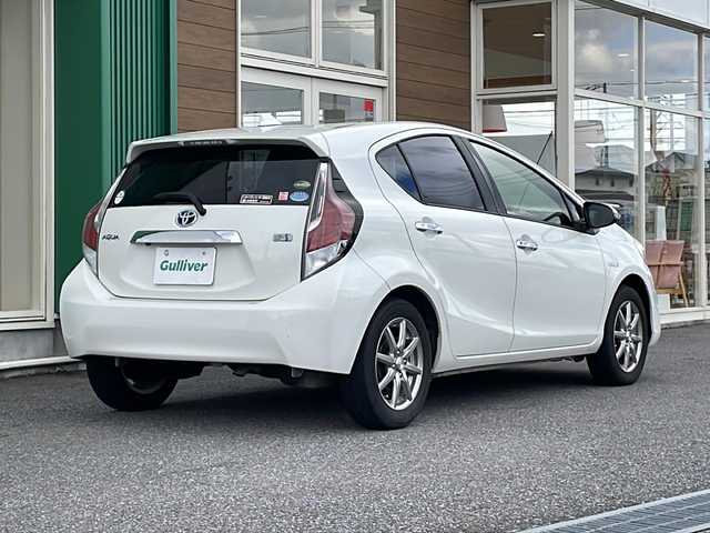 トヨタ アクア 岐阜県 2017(平29)年 8.7万km ライムホワイトパールクリスタルシャイン 禁煙車/AM/FM/CD/純正ナビ/レーンキープアシスト/衝突軽減ブレーキ/ドライブレコーダー/ビルトインETC/Wエアバッグ/純正フロアマット/純正アルミホイール/ヘッドライトレベライザー/オートライト/オートハイビーム/電動格納ミラー/スマートキー/スペアキー