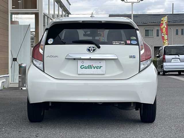 トヨタ アクア 岐阜県 2017(平29)年 8.7万km ライムホワイトパールクリスタルシャイン 禁煙車/AM/FM/CD/純正ナビ/レーンキープアシスト/衝突軽減ブレーキ/ドライブレコーダー/ビルトインETC/Wエアバッグ/純正フロアマット/純正アルミホイール/ヘッドライトレベライザー/オートライト/オートハイビーム/電動格納ミラー/スマートキー/スペアキー