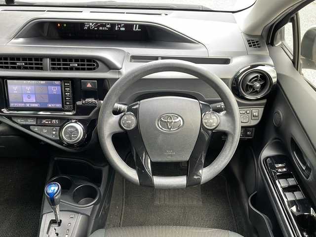 トヨタ アクア 岐阜県 2017(平29)年 8.7万km ライムホワイトパールクリスタルシャイン 禁煙車/AM/FM/CD/純正ナビ/レーンキープアシスト/衝突軽減ブレーキ/ドライブレコーダー/ビルトインETC/Wエアバッグ/純正フロアマット/純正アルミホイール/ヘッドライトレベライザー/オートライト/オートハイビーム/電動格納ミラー/スマートキー/スペアキー