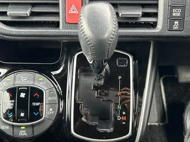 トヨタ ヴォクシー ZS 煌Ⅲ 滋賀県 2020(令2)年 2.4万km ホワイトパールクリスタルシャイン 純正9インチナビ/【Bluetooth/CD/DVD/フルセグTV/HDMI/USB】/バックカメラ/両側パワースライドドア/ハーフレザーシート/クルーズコントロール/レーンディパーチャーアラート/プリクラッシュセーフティ/LEDヘッドライト/オートマチックハイビーム/クリアランスソナー/ビルトインETC2.0/純正フロアマット/ドアバイザー/後席ロールサンシェード/プッシュスタート/スマートキー/ステアリングリモコン