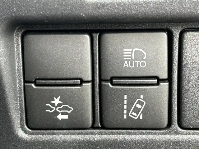 トヨタ ヴォクシー ZS 煌Ⅲ 滋賀県 2020(令2)年 2.4万km ホワイトパールクリスタルシャイン 純正9インチナビ/【Bluetooth/CD/DVD/フルセグTV/HDMI/USB】/バックカメラ/両側パワースライドドア/ハーフレザーシート/クルーズコントロール/レーンディパーチャーアラート/プリクラッシュセーフティ/LEDヘッドライト/オートマチックハイビーム/クリアランスソナー/ビルトインETC2.0/純正フロアマット/ドアバイザー/後席ロールサンシェード/プッシュスタート/スマートキー/ステアリングリモコン