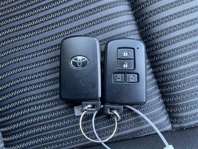 トヨタ ヴォクシー ZS 煌 兵庫県 2018(平30)年 6.5万km イナズマスパーキングブラックガラスフレーク ワンオーナー　/純正ナビ　/・フルセグＴＶ　/・Ｂｌｕｅｔｏｏｔｈ接続　/・ＤＶＤ再生　/TRDエアロ（フロント、サイド、リア）/両側パワースライドドア　/クルーズコントロール　/プリクラッシュセーフティー　/バックカメラ　/プッシュスタート　/スマートキー　/ビルトインETC/ドライブレコーダー/スペアキー　/ＬＥＤオートライト/オートハイビーム/純正16インチアルミホイール/純正フロアマット/取扱説明書/保証書