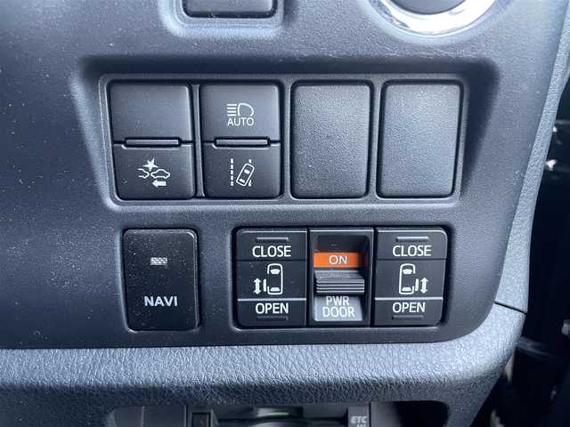 トヨタ ヴォクシー ZS 煌 兵庫県 2018(平30)年 6.5万km イナズマスパーキングブラックガラスフレーク ワンオーナー　/純正ナビ　/・フルセグＴＶ　/・Ｂｌｕｅｔｏｏｔｈ接続　/・ＤＶＤ再生　/TRDエアロ（フロント、サイド、リア）/両側パワースライドドア　/クルーズコントロール　/プリクラッシュセーフティー　/バックカメラ　/プッシュスタート　/スマートキー　/ビルトインETC/ドライブレコーダー/スペアキー　/ＬＥＤオートライト/オートハイビーム/純正16インチアルミホイール/純正フロアマット/取扱説明書/保証書