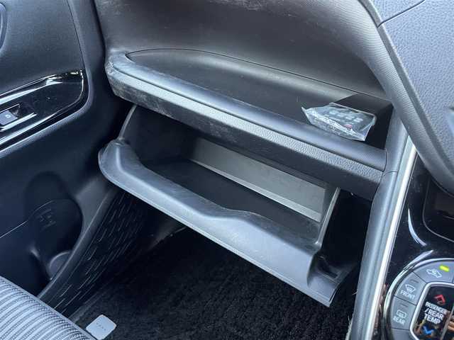 トヨタ ヴォクシー ZS 煌 兵庫県 2018(平30)年 6.5万km イナズマスパーキングブラックガラスフレーク ワンオーナー　/純正ナビ　/・フルセグＴＶ　/・Ｂｌｕｅｔｏｏｔｈ接続　/・ＤＶＤ再生　/TRDエアロ（フロント、サイド、リア）/両側パワースライドドア　/クルーズコントロール　/プリクラッシュセーフティー　/バックカメラ　/プッシュスタート　/スマートキー　/ビルトインETC/ドライブレコーダー/スペアキー　/ＬＥＤオートライト/オートハイビーム/純正16インチアルミホイール/純正フロアマット/取扱説明書/保証書