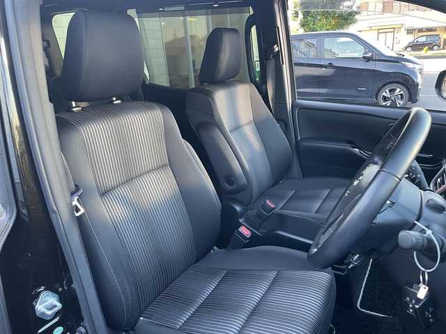 トヨタ ヴォクシー ZS 煌 兵庫県 2018(平30)年 6.5万km イナズマスパーキングブラックガラスフレーク ワンオーナー　/純正ナビ　/・フルセグＴＶ　/・Ｂｌｕｅｔｏｏｔｈ接続　/・ＤＶＤ再生　/TRDエアロ（フロント、サイド、リア）/両側パワースライドドア　/クルーズコントロール　/プリクラッシュセーフティー　/バックカメラ　/プッシュスタート　/スマートキー　/ビルトインETC/ドライブレコーダー/スペアキー　/ＬＥＤオートライト/オートハイビーム/純正16インチアルミホイール/純正フロアマット/取扱説明書/保証書