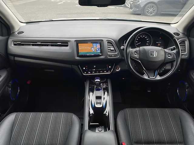 ホンダ ヴェゼル ハイブリッド Z ホンダセンシング 愛知県 2016(平28)年 9.5万km ホワイトオーキッドパール /カロッツェリアディスプレイオーディオ//DVD・AUX・AM・FM・Bluetooth//バックカメラ//LEDフォグライト//カラードボディロアガーニッシュ//リバース連動ドアミラー（助手席側）//全ドアワンタッチ式パワーウインドウ//コンビシート&専用インテリア〈パッションブラック/ジャズブラウン〉//本革巻ステアリングホイール（スムースレザー）//プラチナクロームメッキ加飾（インナードアハンドルリング、セレクトレバーエスカッションリング、エアコンアウトレットリング/アウトレットノブ、スピーカーリング、エアコンディスプレイ、ステアリングスイッチリング）//ラゲッジルームハードボード//雨滴検知式フロントワイパー//ルーフレール（FF）//パフォーマンスダンパー//17インチアルミホイール（スポーツタイプ）//LEDヘッドライト（ロービーム、オートレベリング機構付）//自動防眩ルームミラー//運転席＆助手席シートヒーター//ETC車載器//オートリトラミラー//プラズマクラスター技術搭載左右独立温度コントロール式フルオート・エアコンディショナー//リアクティブフォースペダル//ハイブリッド専用デザインメーター//保証書・取説・スペアキー