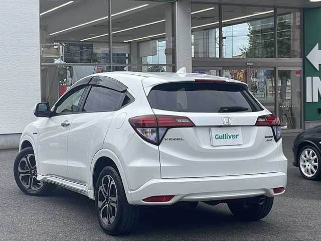 ホンダ ヴェゼル ハイブリッド Z ホンダセンシング 愛知県 2016(平28)年 9.5万km ホワイトオーキッドパール /カロッツェリアディスプレイオーディオ//DVD・AUX・AM・FM・Bluetooth//バックカメラ//LEDフォグライト//カラードボディロアガーニッシュ//リバース連動ドアミラー（助手席側）//全ドアワンタッチ式パワーウインドウ//コンビシート&専用インテリア〈パッションブラック/ジャズブラウン〉//本革巻ステアリングホイール（スムースレザー）//プラチナクロームメッキ加飾（インナードアハンドルリング、セレクトレバーエスカッションリング、エアコンアウトレットリング/アウトレットノブ、スピーカーリング、エアコンディスプレイ、ステアリングスイッチリング）//ラゲッジルームハードボード//雨滴検知式フロントワイパー//ルーフレール（FF）//パフォーマンスダンパー//17インチアルミホイール（スポーツタイプ）//LEDヘッドライト（ロービーム、オートレベリング機構付）//自動防眩ルームミラー//運転席＆助手席シートヒーター//ETC車載器//オートリトラミラー//プラズマクラスター技術搭載左右独立温度コントロール式フルオート・エアコンディショナー//リアクティブフォースペダル//ハイブリッド専用デザインメーター//保証書・取説・スペアキー