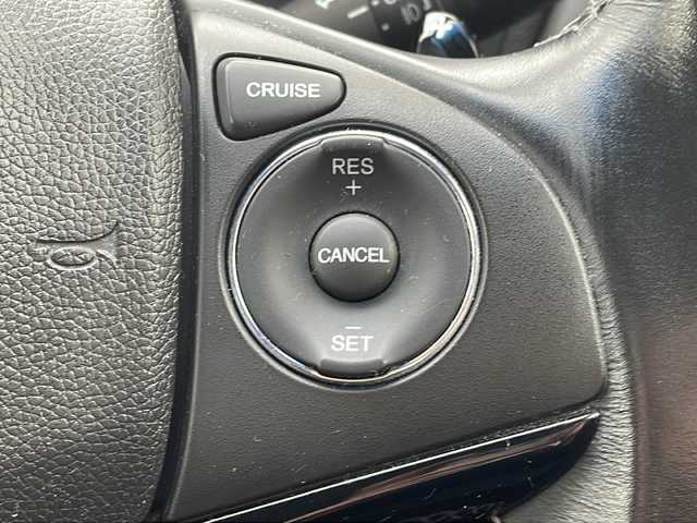 ホンダ ヴェゼル ハイブリッド Z ホンダセンシング 愛知県 2016(平28)年 9.5万km ホワイトオーキッドパール /カロッツェリアディスプレイオーディオ//DVD・AUX・AM・FM・Bluetooth//バックカメラ//LEDフォグライト//カラードボディロアガーニッシュ//リバース連動ドアミラー（助手席側）//全ドアワンタッチ式パワーウインドウ//コンビシート&専用インテリア〈パッションブラック/ジャズブラウン〉//本革巻ステアリングホイール（スムースレザー）//プラチナクロームメッキ加飾（インナードアハンドルリング、セレクトレバーエスカッションリング、エアコンアウトレットリング/アウトレットノブ、スピーカーリング、エアコンディスプレイ、ステアリングスイッチリング）//ラゲッジルームハードボード//雨滴検知式フロントワイパー//ルーフレール（FF）//パフォーマンスダンパー//17インチアルミホイール（スポーツタイプ）//LEDヘッドライト（ロービーム、オートレベリング機構付）//自動防眩ルームミラー//運転席＆助手席シートヒーター//ETC車載器//オートリトラミラー//プラズマクラスター技術搭載左右独立温度コントロール式フルオート・エアコンディショナー//リアクティブフォースペダル//ハイブリッド専用デザインメーター//保証書・取説・スペアキー