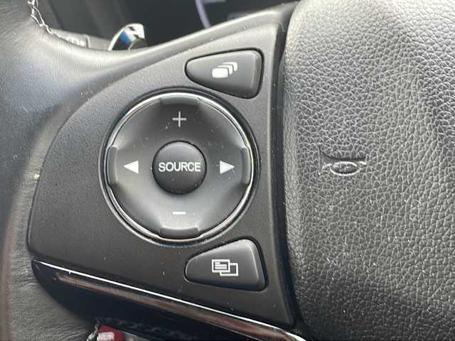 ホンダ ヴェゼル ハイブリッド Z ホンダセンシング 愛知県 2016(平28)年 9.5万km ホワイトオーキッドパール /カロッツェリアディスプレイオーディオ//DVD・AUX・AM・FM・Bluetooth//バックカメラ//LEDフォグライト//カラードボディロアガーニッシュ//リバース連動ドアミラー（助手席側）//全ドアワンタッチ式パワーウインドウ//コンビシート&専用インテリア〈パッションブラック/ジャズブラウン〉//本革巻ステアリングホイール（スムースレザー）//プラチナクロームメッキ加飾（インナードアハンドルリング、セレクトレバーエスカッションリング、エアコンアウトレットリング/アウトレットノブ、スピーカーリング、エアコンディスプレイ、ステアリングスイッチリング）//ラゲッジルームハードボード//雨滴検知式フロントワイパー//ルーフレール（FF）//パフォーマンスダンパー//17インチアルミホイール（スポーツタイプ）//LEDヘッドライト（ロービーム、オートレベリング機構付）//自動防眩ルームミラー//運転席＆助手席シートヒーター//ETC車載器//オートリトラミラー//プラズマクラスター技術搭載左右独立温度コントロール式フルオート・エアコンディショナー//リアクティブフォースペダル//ハイブリッド専用デザインメーター//保証書・取説・スペアキー