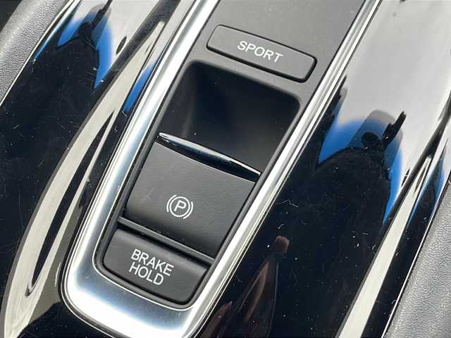 ホンダ ヴェゼル ハイブリッド Z ホンダセンシング 愛知県 2016(平28)年 9.5万km ホワイトオーキッドパール /カロッツェリアディスプレイオーディオ//DVD・AUX・AM・FM・Bluetooth//バックカメラ//LEDフォグライト//カラードボディロアガーニッシュ//リバース連動ドアミラー（助手席側）//全ドアワンタッチ式パワーウインドウ//コンビシート&専用インテリア〈パッションブラック/ジャズブラウン〉//本革巻ステアリングホイール（スムースレザー）//プラチナクロームメッキ加飾（インナードアハンドルリング、セレクトレバーエスカッションリング、エアコンアウトレットリング/アウトレットノブ、スピーカーリング、エアコンディスプレイ、ステアリングスイッチリング）//ラゲッジルームハードボード//雨滴検知式フロントワイパー//ルーフレール（FF）//パフォーマンスダンパー//17インチアルミホイール（スポーツタイプ）//LEDヘッドライト（ロービーム、オートレベリング機構付）//自動防眩ルームミラー//運転席＆助手席シートヒーター//ETC車載器//オートリトラミラー//プラズマクラスター技術搭載左右独立温度コントロール式フルオート・エアコンディショナー//リアクティブフォースペダル//ハイブリッド専用デザインメーター//保証書・取説・スペアキー