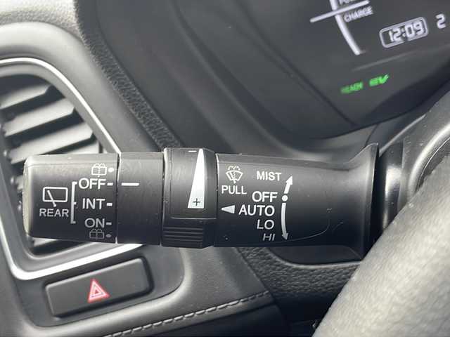 ホンダ ヴェゼル ハイブリッド Z ホンダセンシング 愛知県 2016(平28)年 9.5万km ホワイトオーキッドパール /カロッツェリアディスプレイオーディオ//DVD・AUX・AM・FM・Bluetooth//バックカメラ//LEDフォグライト//カラードボディロアガーニッシュ//リバース連動ドアミラー（助手席側）//全ドアワンタッチ式パワーウインドウ//コンビシート&専用インテリア〈パッションブラック/ジャズブラウン〉//本革巻ステアリングホイール（スムースレザー）//プラチナクロームメッキ加飾（インナードアハンドルリング、セレクトレバーエスカッションリング、エアコンアウトレットリング/アウトレットノブ、スピーカーリング、エアコンディスプレイ、ステアリングスイッチリング）//ラゲッジルームハードボード//雨滴検知式フロントワイパー//ルーフレール（FF）//パフォーマンスダンパー//17インチアルミホイール（スポーツタイプ）//LEDヘッドライト（ロービーム、オートレベリング機構付）//自動防眩ルームミラー//運転席＆助手席シートヒーター//ETC車載器//オートリトラミラー//プラズマクラスター技術搭載左右独立温度コントロール式フルオート・エアコンディショナー//リアクティブフォースペダル//ハイブリッド専用デザインメーター//保証書・取説・スペアキー