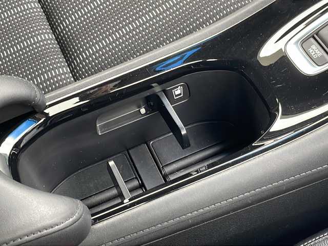 ホンダ ヴェゼル ハイブリッド Z ホンダセンシング 愛知県 2016(平28)年 9.5万km ホワイトオーキッドパール /カロッツェリアディスプレイオーディオ//DVD・AUX・AM・FM・Bluetooth//バックカメラ//LEDフォグライト//カラードボディロアガーニッシュ//リバース連動ドアミラー（助手席側）//全ドアワンタッチ式パワーウインドウ//コンビシート&専用インテリア〈パッションブラック/ジャズブラウン〉//本革巻ステアリングホイール（スムースレザー）//プラチナクロームメッキ加飾（インナードアハンドルリング、セレクトレバーエスカッションリング、エアコンアウトレットリング/アウトレットノブ、スピーカーリング、エアコンディスプレイ、ステアリングスイッチリング）//ラゲッジルームハードボード//雨滴検知式フロントワイパー//ルーフレール（FF）//パフォーマンスダンパー//17インチアルミホイール（スポーツタイプ）//LEDヘッドライト（ロービーム、オートレベリング機構付）//自動防眩ルームミラー//運転席＆助手席シートヒーター//ETC車載器//オートリトラミラー//プラズマクラスター技術搭載左右独立温度コントロール式フルオート・エアコンディショナー//リアクティブフォースペダル//ハイブリッド専用デザインメーター//保証書・取説・スペアキー