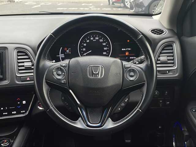 ホンダ ヴェゼル ハイブリッド Z ホンダセンシング 愛知県 2016(平28)年 9.5万km ホワイトオーキッドパール /カロッツェリアディスプレイオーディオ//DVD・AUX・AM・FM・Bluetooth//バックカメラ//LEDフォグライト//カラードボディロアガーニッシュ//リバース連動ドアミラー（助手席側）//全ドアワンタッチ式パワーウインドウ//コンビシート&専用インテリア〈パッションブラック/ジャズブラウン〉//本革巻ステアリングホイール（スムースレザー）//プラチナクロームメッキ加飾（インナードアハンドルリング、セレクトレバーエスカッションリング、エアコンアウトレットリング/アウトレットノブ、スピーカーリング、エアコンディスプレイ、ステアリングスイッチリング）//ラゲッジルームハードボード//雨滴検知式フロントワイパー//ルーフレール（FF）//パフォーマンスダンパー//17インチアルミホイール（スポーツタイプ）//LEDヘッドライト（ロービーム、オートレベリング機構付）//自動防眩ルームミラー//運転席＆助手席シートヒーター//ETC車載器//オートリトラミラー//プラズマクラスター技術搭載左右独立温度コントロール式フルオート・エアコンディショナー//リアクティブフォースペダル//ハイブリッド専用デザインメーター//保証書・取説・スペアキー