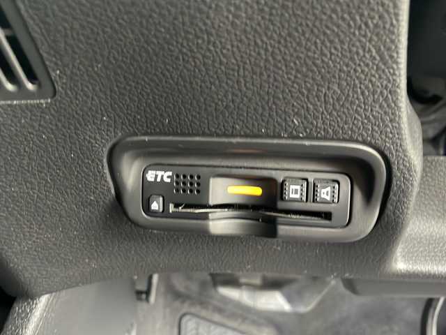 ホンダ ヴェゼル ハイブリッド Z ホンダセンシング 愛知県 2016(平28)年 9.5万km ホワイトオーキッドパール /カロッツェリアディスプレイオーディオ//DVD・AUX・AM・FM・Bluetooth//バックカメラ//LEDフォグライト//カラードボディロアガーニッシュ//リバース連動ドアミラー（助手席側）//全ドアワンタッチ式パワーウインドウ//コンビシート&専用インテリア〈パッションブラック/ジャズブラウン〉//本革巻ステアリングホイール（スムースレザー）//プラチナクロームメッキ加飾（インナードアハンドルリング、セレクトレバーエスカッションリング、エアコンアウトレットリング/アウトレットノブ、スピーカーリング、エアコンディスプレイ、ステアリングスイッチリング）//ラゲッジルームハードボード//雨滴検知式フロントワイパー//ルーフレール（FF）//パフォーマンスダンパー//17インチアルミホイール（スポーツタイプ）//LEDヘッドライト（ロービーム、オートレベリング機構付）//自動防眩ルームミラー//運転席＆助手席シートヒーター//ETC車載器//オートリトラミラー//プラズマクラスター技術搭載左右独立温度コントロール式フルオート・エアコンディショナー//リアクティブフォースペダル//ハイブリッド専用デザインメーター//保証書・取説・スペアキー