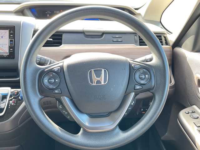 ホンダ フリード ハイブリット G ホンダセンシング 千葉県 2019(令1)年 6.9万km プラチナホワイトパール 禁煙車/純正ナビ/・VXM-204VFi/・CD/DVD/BT/フルセグ/両側パワースライドドア/バックカメラ/衝突被害軽減ブレーキ/車線逸脱警報/レーダークルーズコントロール/前席シートヒーター/LEDヘッドライト/オートライト/ビルトインETC/スマートキー/スペアキー