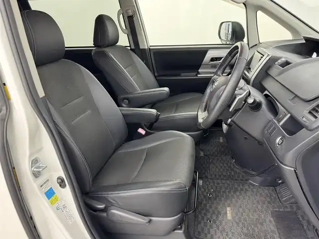 トヨタ ヴォクシー ZS 煌Ⅲ 福岡県 2012(平24)年 13.2万km ホワイトパールクリスタルシャイン 純正ナビ（Ｂｌｕｅｔｏｏｔｈ，フルセグＴＶ）　/バックカメラ　/ＥＴＣ　/前方ドライブレコーダー　/両側電動スライドドア　/ＭＴモード付き　/ハーフレザーシート　/プッシュスタート　/純正１６インチアルミホイール