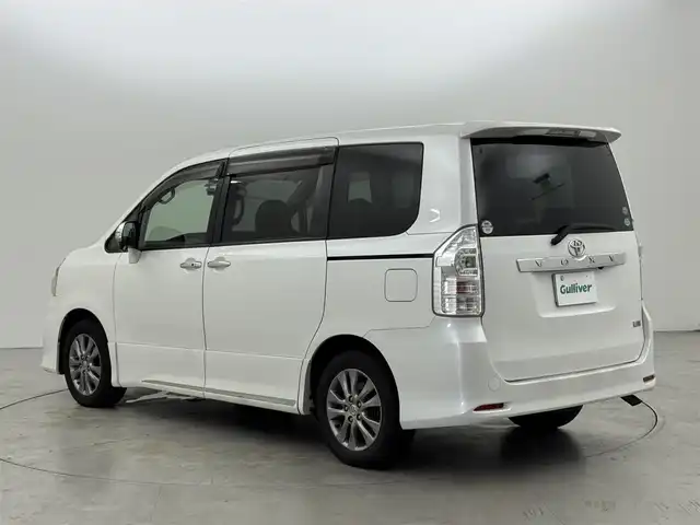 トヨタ ヴォクシー ZS 煌Ⅲ 福岡県 2012(平24)年 13.2万km ホワイトパールクリスタルシャイン 純正ナビ（Ｂｌｕｅｔｏｏｔｈ，フルセグＴＶ）　/バックカメラ　/ＥＴＣ　/前方ドライブレコーダー　/両側電動スライドドア　/ＭＴモード付き　/ハーフレザーシート　/プッシュスタート　/純正１６インチアルミホイール