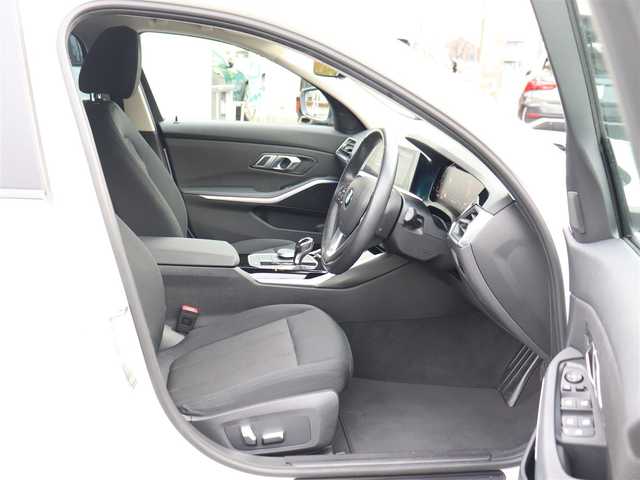 ＢＭＷ ３２０ｉ 神奈川県 2019(令1)年 2.7万km 白 純正ナビ/バックカメラ/アダプティブクルーズ/プッシュスタート/ETC/LEDヘッドライト/パワーシート/パワートランク/取説/スペアスマートキー/記録(R.2.3.4.5.6.7)