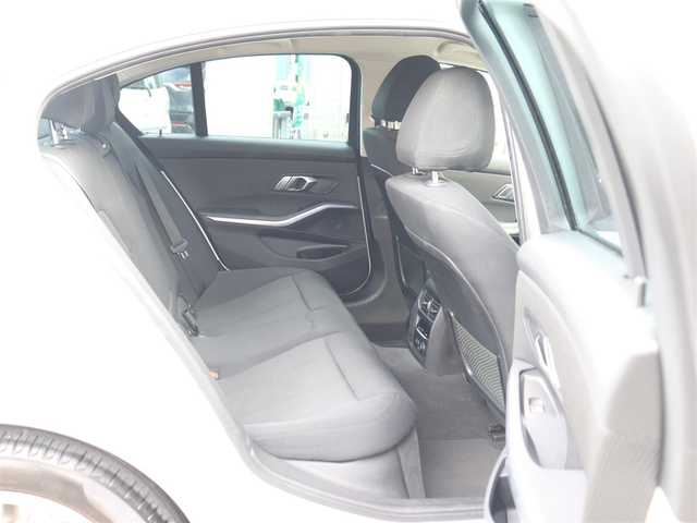 ＢＭＷ ３２０ｉ 神奈川県 2019(令1)年 2.7万km 白 純正ナビ/バックカメラ/アダプティブクルーズ/プッシュスタート/ETC/LEDヘッドライト/パワーシート/パワートランク/取説/スペアスマートキー/記録(R.2.3.4.5.6.7)