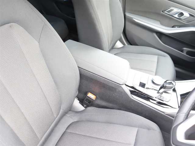 ＢＭＷ ３２０ｉ 神奈川県 2019(令1)年 2.7万km 白 純正ナビ/バックカメラ/アダプティブクルーズ/プッシュスタート/ETC/LEDヘッドライト/パワーシート/パワートランク/取説/スペアスマートキー/記録(R.2.3.4.5.6.7)