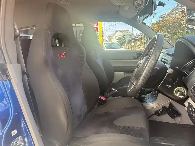 スバル フォレスター STi バージョン 愛知県 2005(平17)年 14.4万km WRブルーマイカ 4WD/6速MT/バックカメラ/社外ナビ/AM/FM/AUX/DVD/ETC/ルーフレール/電格ミラー/前後ドライブレコーダー/純正アルミホイール/ＳＴｉスポイラー　　/ブレンボブレーキキャリパー/社外マフラー/スペアキー