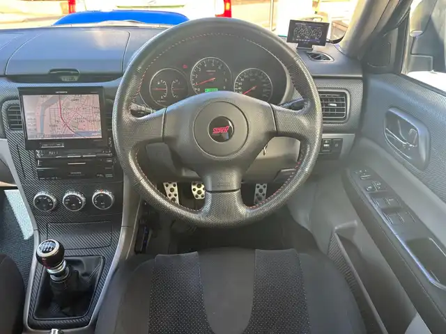スバル フォレスター STi バージョン 愛知県 2005(平17)年 14.4万km WRブルーマイカ 4WD/6速MT/バックカメラ/社外ナビ/AM/FM/AUX/DVD/ETC/ルーフレール/電格ミラー/前後ドライブレコーダー/純正アルミホイール/ＳＴｉスポイラー　　/ブレンボブレーキキャリパー/社外マフラー/スペアキー