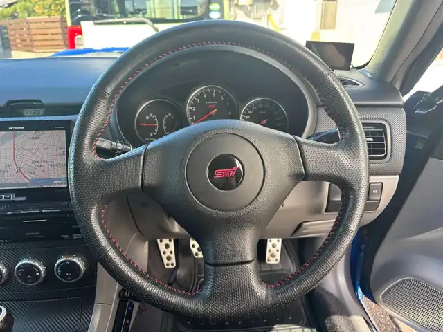スバル フォレスター STi バージョン 愛知県 2005(平17)年 14.4万km WRブルーマイカ 4WD/6速MT/バックカメラ/社外ナビ/AM/FM/AUX/DVD/ETC/ルーフレール/電格ミラー/前後ドライブレコーダー/純正アルミホイール/ＳＴｉスポイラー　　/ブレンボブレーキキャリパー/社外マフラー/スペアキー