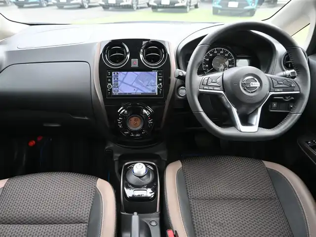 日産 ノート e－パワー メダリスト 千葉県 2018(平30)年 3.9万km ダークメタルグレー エマージェンシーブレーキ/インテリジェントルームミラー/純正SDナビ/地デジTV/【DVD/CD再生機能　Bluetooth接続】/アラウンドビューモニター/革巻きステアリング/ステアリングスイッチ/ETC/LEDヘッドライト/フォグライト/ウインカーミラー/コーナーセンサー/純正15インチアルミホイル/インテリジェントキー