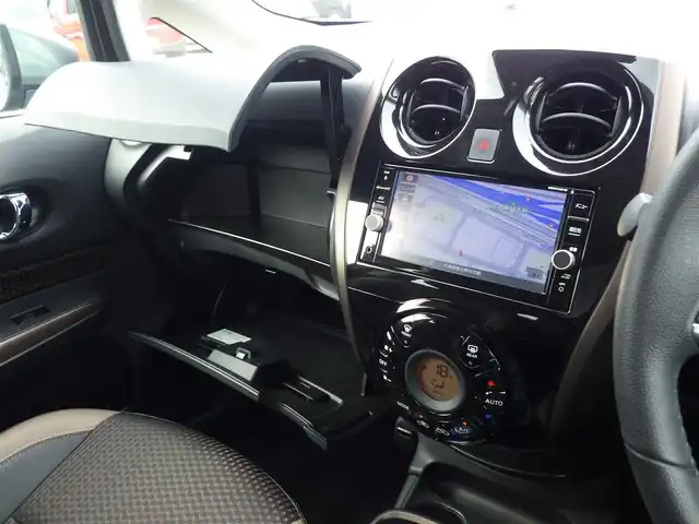 日産 ノート e－パワー メダリスト 千葉県 2018(平30)年 3.9万km ダークメタルグレー エマージェンシーブレーキ/インテリジェントルームミラー/純正SDナビ/地デジTV/【DVD/CD再生機能　Bluetooth接続】/アラウンドビューモニター/革巻きステアリング/ステアリングスイッチ/ETC/LEDヘッドライト/フォグライト/ウインカーミラー/コーナーセンサー/純正15インチアルミホイル/インテリジェントキー