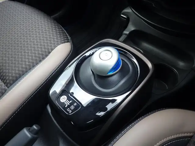 日産 ノート e－パワー メダリスト 千葉県 2018(平30)年 3.9万km ダークメタルグレー エマージェンシーブレーキ/インテリジェントルームミラー/純正SDナビ/地デジTV/【DVD/CD再生機能　Bluetooth接続】/アラウンドビューモニター/革巻きステアリング/ステアリングスイッチ/ETC/LEDヘッドライト/フォグライト/ウインカーミラー/コーナーセンサー/純正15インチアルミホイル/インテリジェントキー