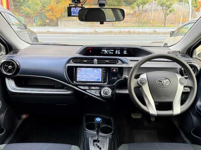 トヨタ アクア S 大阪府 2015(平27)年 4.3万km スーパーホワイトⅡ /禁煙車//純正ＳＤナビ(NSCP-W64)//SD/CD/TV/BT/AUX//バックカメラ//前後ドライブレコーダー(TZ-D205W)//プッシュスタートボタン//ビルトインＥＴＣ//オートライト//社外アルミホイール//スマートキー//スペアキー//AAC//純正フロアマット