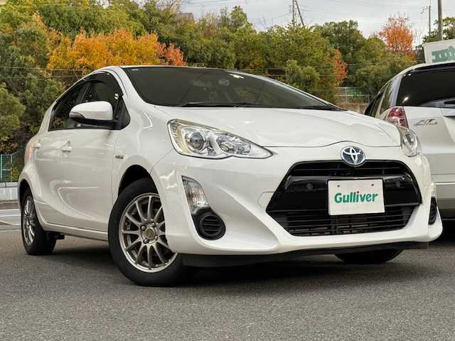 トヨタ アクア S 大阪府 2015(平27)年 4.3万km スーパーホワイトⅡ /禁煙車//純正ＳＤナビ(NSCP-W64)//SD/CD/TV/BT/AUX//バックカメラ//前後ドライブレコーダー(TZ-D205W)//プッシュスタートボタン//ビルトインＥＴＣ//オートライト//社外アルミホイール//スマートキー//スペアキー//AAC//純正フロアマット