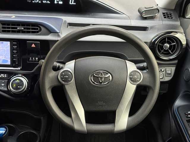 トヨタ アクア S 大阪府 2015(平27)年 4.3万km スーパーホワイトⅡ /禁煙車//純正ＳＤナビ(NSCP-W64)//SD/CD/TV/BT/AUX//バックカメラ//前後ドライブレコーダー(TZ-D205W)//プッシュスタートボタン//ビルトインＥＴＣ//オートライト//社外アルミホイール//スマートキー//スペアキー//AAC//純正フロアマット