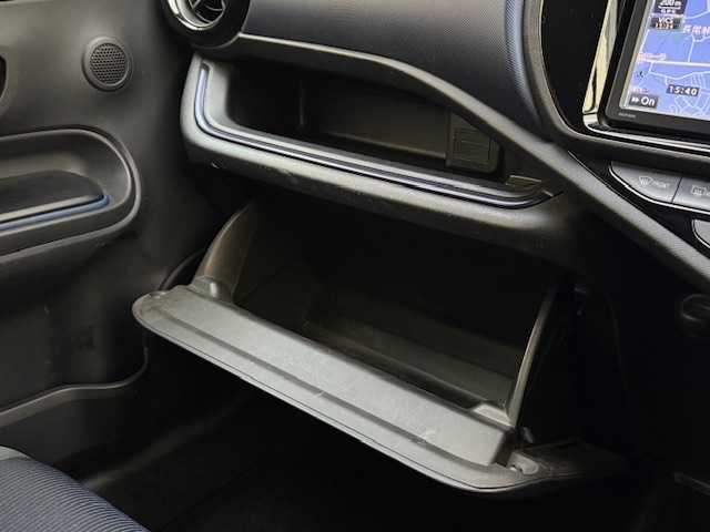 トヨタ アクア S 大阪府 2015(平27)年 4.3万km スーパーホワイトⅡ /禁煙車//純正ＳＤナビ(NSCP-W64)//SD/CD/TV/BT/AUX//バックカメラ//前後ドライブレコーダー(TZ-D205W)//プッシュスタートボタン//ビルトインＥＴＣ//オートライト//社外アルミホイール//スマートキー//スペアキー//AAC//純正フロアマット