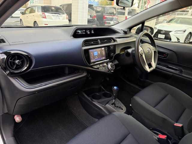 トヨタ アクア S 大阪府 2015(平27)年 4.3万km スーパーホワイトⅡ /禁煙車//純正ＳＤナビ(NSCP-W64)//SD/CD/TV/BT/AUX//バックカメラ//前後ドライブレコーダー(TZ-D205W)//プッシュスタートボタン//ビルトインＥＴＣ//オートライト//社外アルミホイール//スマートキー//スペアキー//AAC//純正フロアマット