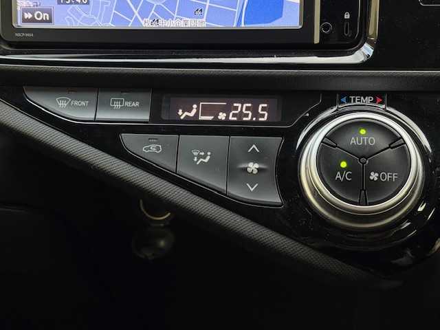 トヨタ アクア S 大阪府 2015(平27)年 4.3万km スーパーホワイトⅡ /禁煙車//純正ＳＤナビ(NSCP-W64)//SD/CD/TV/BT/AUX//バックカメラ//前後ドライブレコーダー(TZ-D205W)//プッシュスタートボタン//ビルトインＥＴＣ//オートライト//社外アルミホイール//スマートキー//スペアキー//AAC//純正フロアマット