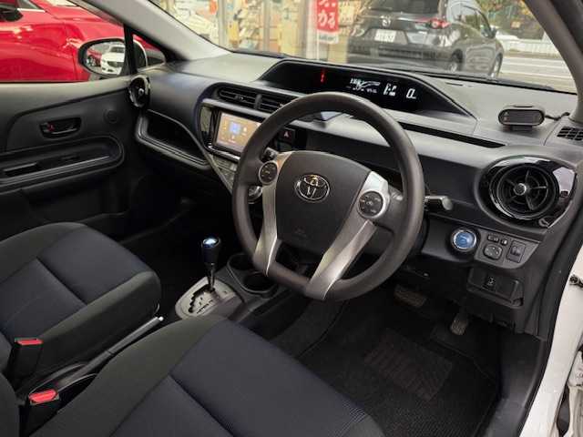 トヨタ アクア S 大阪府 2015(平27)年 4.3万km スーパーホワイトⅡ /禁煙車//純正ＳＤナビ(NSCP-W64)//SD/CD/TV/BT/AUX//バックカメラ//前後ドライブレコーダー(TZ-D205W)//プッシュスタートボタン//ビルトインＥＴＣ//オートライト//社外アルミホイール//スマートキー//スペアキー//AAC//純正フロアマット