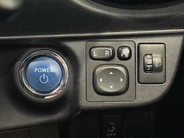 トヨタ アクア S 大阪府 2015(平27)年 4.3万km スーパーホワイトⅡ /禁煙車//純正ＳＤナビ(NSCP-W64)//SD/CD/TV/BT/AUX//バックカメラ//前後ドライブレコーダー(TZ-D205W)//プッシュスタートボタン//ビルトインＥＴＣ//オートライト//社外アルミホイール//スマートキー//スペアキー//AAC//純正フロアマット