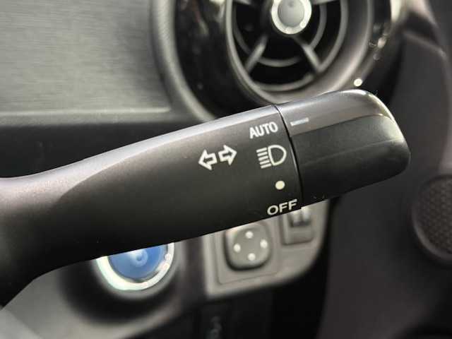 トヨタ アクア S 大阪府 2015(平27)年 4.3万km スーパーホワイトⅡ /禁煙車//純正ＳＤナビ(NSCP-W64)//SD/CD/TV/BT/AUX//バックカメラ//前後ドライブレコーダー(TZ-D205W)//プッシュスタートボタン//ビルトインＥＴＣ//オートライト//社外アルミホイール//スマートキー//スペアキー//AAC//純正フロアマット