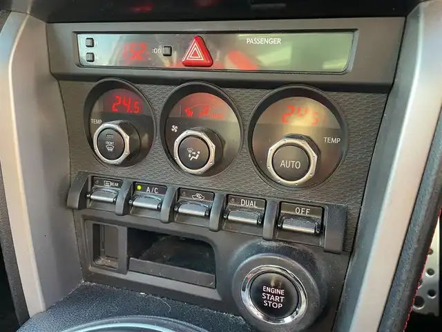 トヨタ ８６ GT リミテッド 愛知県 2013(平25)年 11.2万km ライトニングレッド 純正ＳＤナビ　/Ｂカメラ　/ＴＶ　/ＢＴ　/プッシュスタート　/ＥＴＣ　/前席シートヒーター　/パドルシフト　/革ハンドル　/純正フロアマット　/ドアバイザー　/スペアキー　/純正１７インチＡＷ