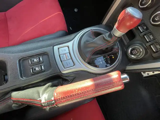 トヨタ ８６ GT リミテッド 愛知県 2013(平25)年 11.2万km ライトニングレッド 純正ＳＤナビ　/Ｂカメラ　/ＴＶ　/ＢＴ　/プッシュスタート　/ＥＴＣ　/前席シートヒーター　/パドルシフト　/革ハンドル　/純正フロアマット　/ドアバイザー　/スペアキー　/純正１７インチＡＷ