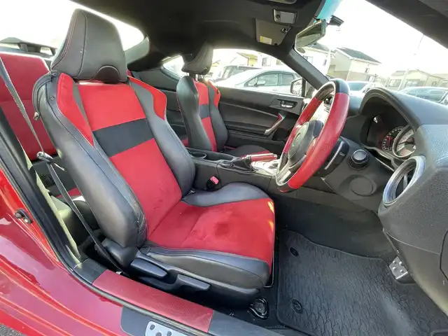 トヨタ ８６ GT リミテッド 愛知県 2013(平25)年 11.2万km ライトニングレッド 純正ＳＤナビ　/Ｂカメラ　/ＴＶ　/ＢＴ　/プッシュスタート　/ＥＴＣ　/前席シートヒーター　/パドルシフト　/革ハンドル　/純正フロアマット　/ドアバイザー　/スペアキー　/純正１７インチＡＷ