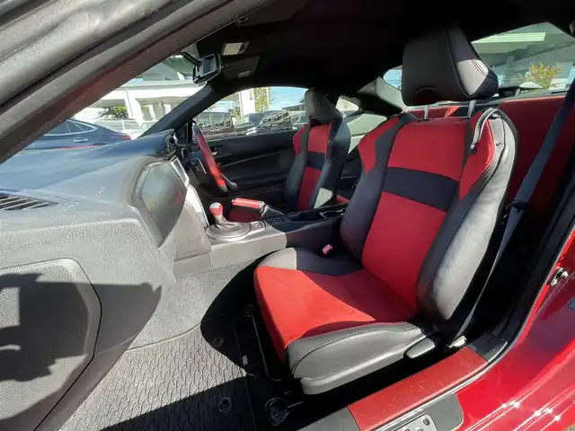 トヨタ ８６ GT リミテッド 愛知県 2013(平25)年 11.2万km ライトニングレッド 純正ＳＤナビ　/Ｂカメラ　/ＴＶ　/ＢＴ　/プッシュスタート　/ＥＴＣ　/前席シートヒーター　/パドルシフト　/革ハンドル　/純正フロアマット　/ドアバイザー　/スペアキー　/純正１７インチＡＷ