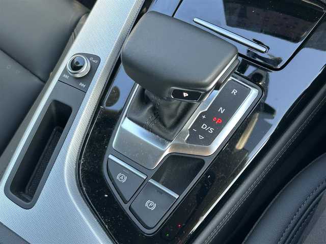 アウディ Ａ４ アバント 35TDI アドバンスド 東京都 2022(令4)年 0.7万km 白 ワンオーナー/Audi Safety & Driver Assistance/・アウディプレセンス/・サイドアシスト/・パークアシスト/・アクティブレーンアシスト/・トラフィックジャムアシスト/・サラウンドビューカメラ/プッシュスタート/アイドリングストップ/パドルシフト/純正ナビ/ETC2.0/前後ドライブレコーダー/ルーフレール/レザーシート/パワーシート/運転席シートメモリー機能/シートヒーター/オートマチックテールゲート/LEDヘッドライト/オートライト/17インチ純正アルミホイール