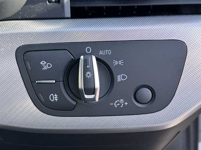 アウディ Ａ４ アバント 35TDI アドバンスド 東京都 2022(令4)年 0.7万km 白 ワンオーナー/Audi Safety & Driver Assistance/・アウディプレセンス/・サイドアシスト/・パークアシスト/・アクティブレーンアシスト/・トラフィックジャムアシスト/・サラウンドビューカメラ/プッシュスタート/アイドリングストップ/パドルシフト/純正ナビ/ETC2.0/前後ドライブレコーダー/ルーフレール/レザーシート/パワーシート/運転席シートメモリー機能/シートヒーター/オートマチックテールゲート/LEDヘッドライト/オートライト/17インチ純正アルミホイール