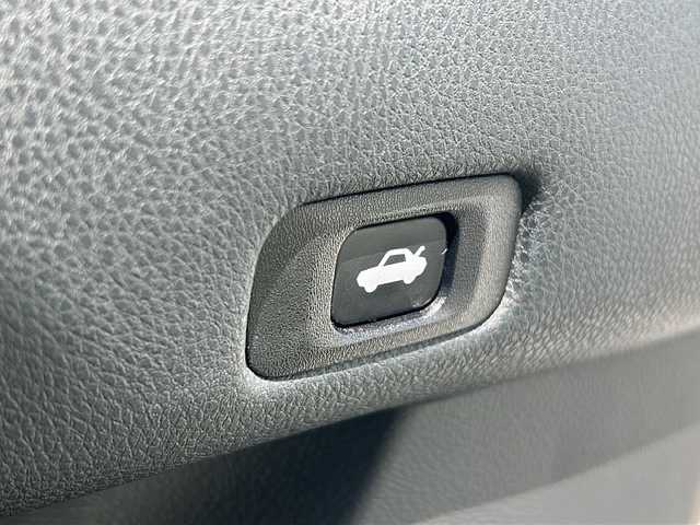トヨタ クラウン マジェスタ Fバージョン 福岡県 2017(平29)年 7.7万km ホワイトパールクリスタルシャイン ・OPベージュシート/・メーカーナビ/-BT/ワンセグTV/CD/DVD/ブルーレイ/USB/SD/HUX/FM/AM/・バックカメラ/・運転席メモリシート/・全席パワーシート/シートヒーター/・前席エアシート/・ハンドルヒーター/・電動チルト/テレスコピックステアリング/・レーダークルーズコントロール/・BSM/・純正ドライブレコーダー【DRD-H66】/・レーダー探知機/・車線逸脱警報/・衝突軽減ブレーキ/・ETC２．０/・サンシェード/・ISOFIX/・LEDヘッドライト/・純正アルミ18インチ/・純正フロアマット/・オートライト