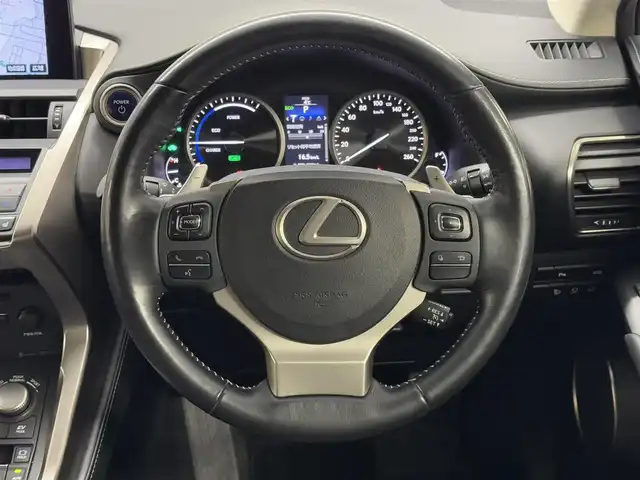 レクサス ＮＸ 300h Iパッケージ 島根県 2015(平27)年 5.4万km ソニッククォーツ ハイブリッド/FF/MTモード付フロアCVT/純正 7型ナビ/（AM/FM/CD/DVD/Blu-ray/SDREC/SD/USB/Bluetooth/VTR/AUX/TV）/バックガイド & サイドモニター/ドライブレコーダー 前方/ビルトイン ETC/安全装備/・【OP】クリアランスソナー & バックソナー/・電子制御パーキングブレーキ/・横滑り防止機能/装備/・【OP】パワーバックドア/・黒レザー（L-tex）シート/・シートヒーター（D/N）/・ステアリングヒーター/・パワーシート（D8way&電動ランバーサポート/N8way）/・クルーズコントロール/・3眼LEDヘッドライト/・オートライトシステム/・電動チルト & テレスコピック ステアリングコラム/・左右独立オートエアコン/・【OP】225/60R18タイヤ & 18 x 7.5J AW/・【OP】スペアタイヤ（応急用タイヤ）/・プッシュスタート/・予備スマートキーx1