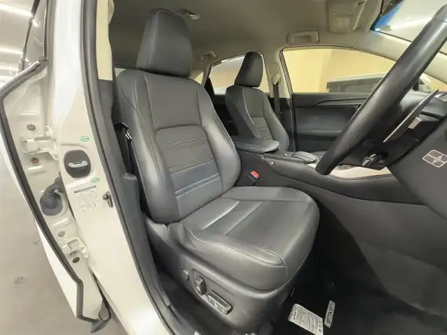 レクサス ＮＸ 300h Iパッケージ 島根県 2015(平27)年 5.4万km ソニッククォーツ ハイブリッド/FF/MTモード付フロアCVT/純正 7型ナビ/（AM/FM/CD/DVD/Blu-ray/SDREC/SD/USB/Bluetooth/VTR/AUX/TV）/バックガイド & サイドモニター/ドライブレコーダー 前方/ビルトイン ETC/安全装備/・【OP】クリアランスソナー & バックソナー/・電子制御パーキングブレーキ/・横滑り防止機能/装備/・【OP】パワーバックドア/・黒レザー（L-tex）シート/・シートヒーター（D/N）/・ステアリングヒーター/・パワーシート（D8way&電動ランバーサポート/N8way）/・クルーズコントロール/・3眼LEDヘッドライト/・オートライトシステム/・電動チルト & テレスコピック ステアリングコラム/・左右独立オートエアコン/・【OP】225/60R18タイヤ & 18 x 7.5J AW/・【OP】スペアタイヤ（応急用タイヤ）/・プッシュスタート/・予備スマートキーx1