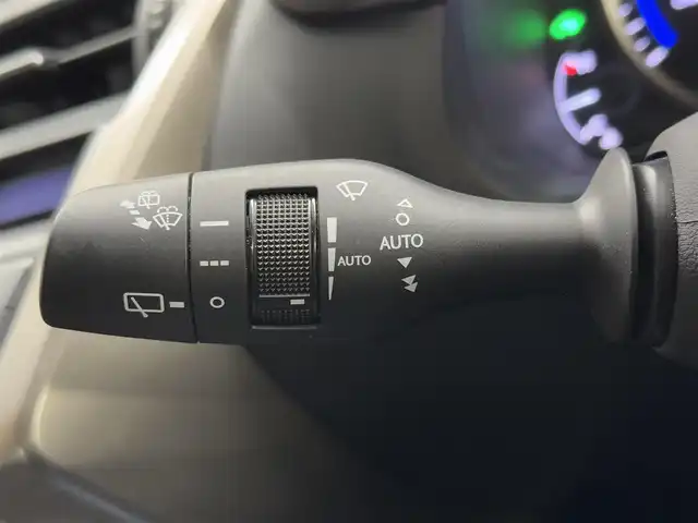 レクサス ＮＸ 300h Iパッケージ 島根県 2015(平27)年 5.4万km ソニッククォーツ ハイブリッド/FF/MTモード付フロアCVT/純正 7型ナビ/（AM/FM/CD/DVD/Blu-ray/SDREC/SD/USB/Bluetooth/VTR/AUX/TV）/バックガイド & サイドモニター/ドライブレコーダー 前方/ビルトイン ETC/安全装備/・【OP】クリアランスソナー & バックソナー/・電子制御パーキングブレーキ/・横滑り防止機能/装備/・【OP】パワーバックドア/・黒レザー（L-tex）シート/・シートヒーター（D/N）/・ステアリングヒーター/・パワーシート（D8way&電動ランバーサポート/N8way）/・クルーズコントロール/・3眼LEDヘッドライト/・オートライトシステム/・電動チルト & テレスコピック ステアリングコラム/・左右独立オートエアコン/・【OP】225/60R18タイヤ & 18 x 7.5J AW/・【OP】スペアタイヤ（応急用タイヤ）/・プッシュスタート/・予備スマートキーx1