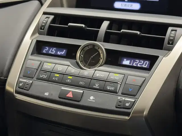 レクサス ＮＸ 300h Iパッケージ 島根県 2015(平27)年 5.4万km ソニッククォーツ ハイブリッド/FF/MTモード付フロアCVT/純正 7型ナビ/（AM/FM/CD/DVD/Blu-ray/SDREC/SD/USB/Bluetooth/VTR/AUX/TV）/バックガイド & サイドモニター/ドライブレコーダー 前方/ビルトイン ETC/安全装備/・【OP】クリアランスソナー & バックソナー/・電子制御パーキングブレーキ/・横滑り防止機能/装備/・【OP】パワーバックドア/・黒レザー（L-tex）シート/・シートヒーター（D/N）/・ステアリングヒーター/・パワーシート（D8way&電動ランバーサポート/N8way）/・クルーズコントロール/・3眼LEDヘッドライト/・オートライトシステム/・電動チルト & テレスコピック ステアリングコラム/・左右独立オートエアコン/・【OP】225/60R18タイヤ & 18 x 7.5J AW/・【OP】スペアタイヤ（応急用タイヤ）/・プッシュスタート/・予備スマートキーx1